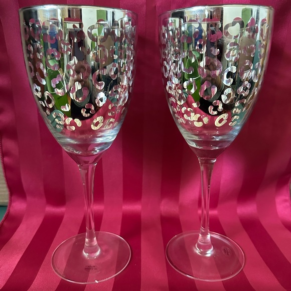 Other - Chic Silver Leopard Wine Glasses